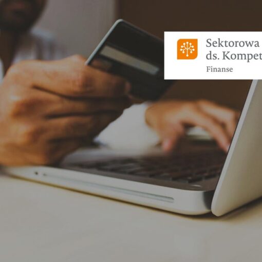 SRK SF uruchomiła nowe badanie, którego celem jest zidentyfikowanie zmian w środowisku pracy i procesie uczenia się, wywołanych pandemią koronawirusa. Transformacja cyfrowa przyspieszona kryzysem pandemicznym będzie w sektorze finansowym wiązała się z intensywną autonomizacją procesów i reorganizacją pracy. W efekcie możemy obserwować rosnącą liczbę zwolnień, przy równoczesnym wzmożonym poszukiwaniu pracowników o profilu kompetencji, umożliwiającym pracę z nowymi technologiami. Celem badania jest: • przedstawienie głównych trendów zmian zachodzących w wyniku transformacji cyfrowej w sektorze finansowym i wskazanie konsekwencji dla przyszłości pracy, • analiza wyzwań na rynku pracy w sektorze finansowym ze szczególnym uwzględnieniem potrzeb poszczególnych grup pracowników, • identyfikacja postaw i wiedzy odnośnie do transformacji cyfrowej, zwłaszcza w odniesieniu do potrzeby podnoszenia kompetencji pracowników, • opracowanie rekomendacji pomagających kształtować podejście menedżerów i działów HR w odniesieniu do nadchodzących zmian na rynku pracy w sektorze finansowym • opracowanie rekomendacji dla regulatora w odniesieniu do kształtowania interwencji na rynku pracy sektora Analizie poddane zostaną: reorganizacja form wykonywania pracy; zmiana profilu kompetencji; postawa wobec szkoleń i kwestii rozwijania kompetencji. Każdy z obszarów zostanie zanalizowany z perspektywy pracownika i pracodawcy. Badanie będzie kontynuacją badania Rady z 2019 roku nt. "Dobre praktyki transformacji cyfrowej w instytucjach finansowych". Badanie, we współpracy z SRK Finanse przeprowadzi zespół badawczy DELab UW pod kierownictwem dr hab. prof. UW Katarzyny Śledziewskiej. Wyniki zostaną przedstawione na dorocznej Konferencji SRK Finanse FINSKILLS online 23 listopada 2020 r. Zapraszamy do udziału w ankiecie badawczej.